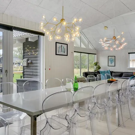 בית נופש 8 Bedroom Lovely In *